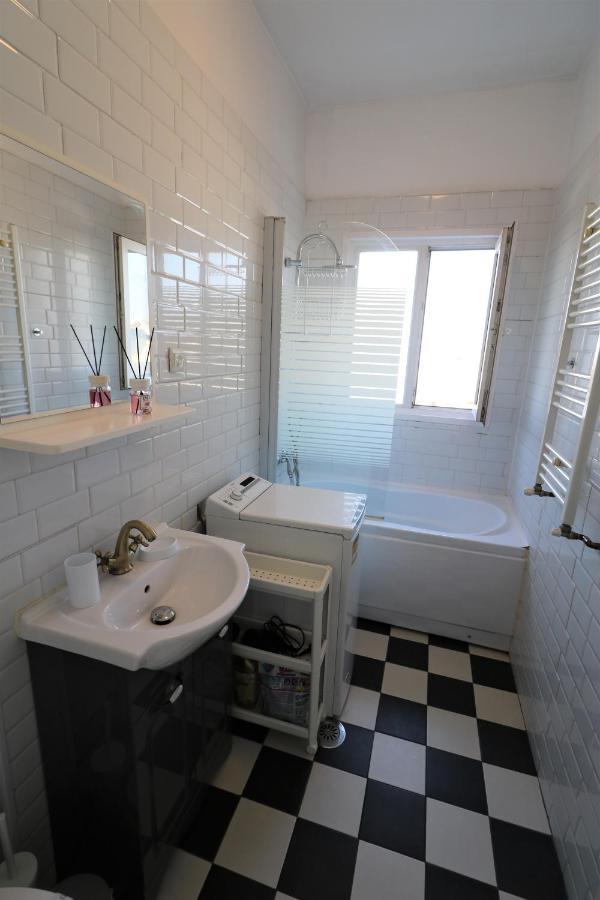 Serenity Heights Apartment: A Panoramic Haven Near Old Town - Free Minibar Bucarest Esterno foto